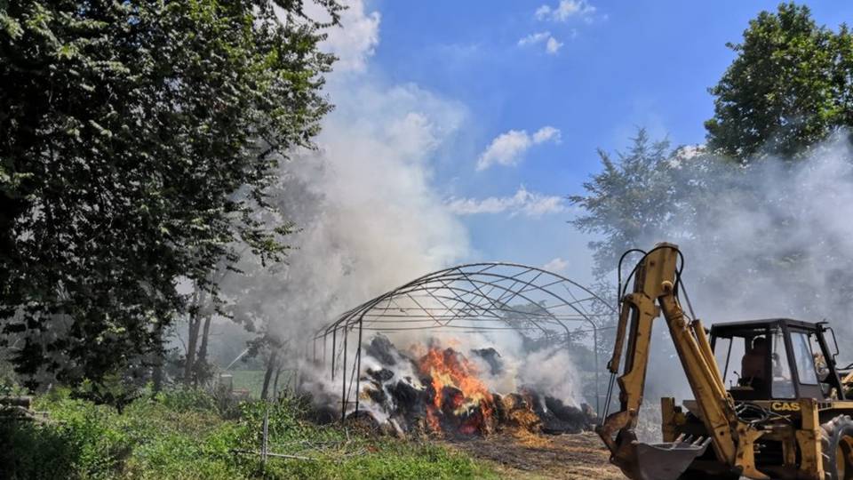 Incendio in cascina a Carvico Tre squadre dei Vigili del fuoco in azione Incendio in cascina a Carvico Tre squadre dei Vigili del fuoco in azione