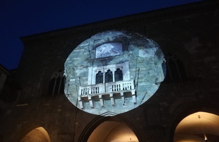 La luna proiettata su Palazzo della Ragione in Città Alta