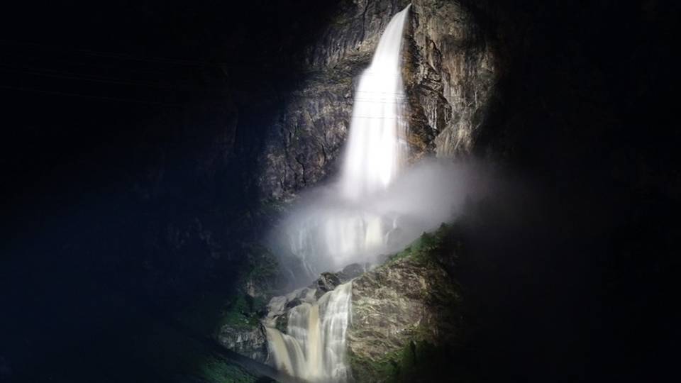 Cascata in notturna Spettacolo mozzafiato Cascata in notturna Spettacolo mozzafiato