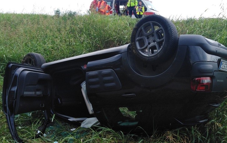 L’auto si ribalta e finisce nella scarpata Schianto a Zanica, salvi per un soffio
