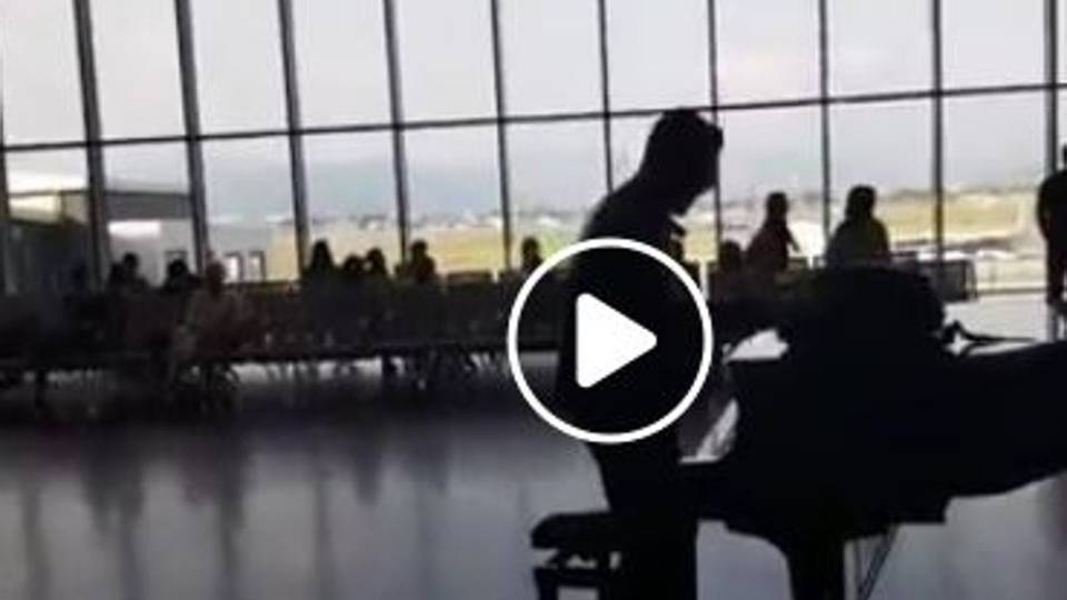 All’aeroporto di Orio si fa anche musica Matthew Lee si esibisce in un live - Il video All’aeroporto di Orio si fa anche musica Matthew Lee si esibisce in un live - Il video