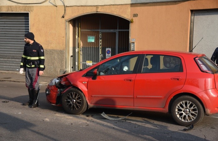 Una delle auto urtate nella fuga dei malviventi