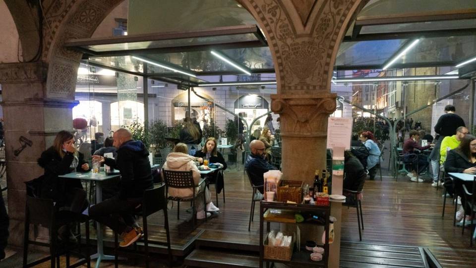 Bar e ristoranti: il lockdown preoccupa «Più rischi negli spazi senza controllo» Bar e ristoranti: il lockdown preoccupa «Più rischi negli spazi senza controllo»