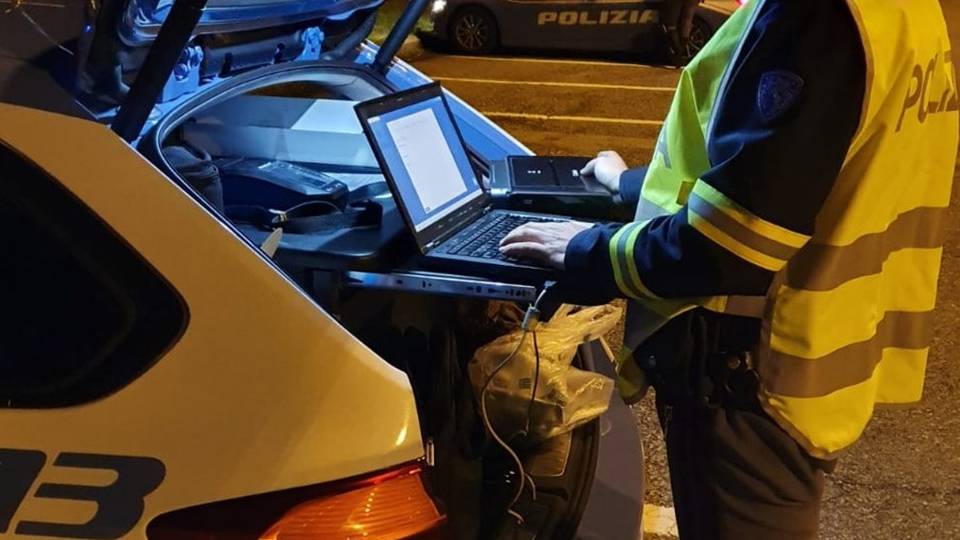 Droga, documenti falsi ed alta velocità Controlli nel weekend in autostrada Droga, documenti falsi ed alta velocità Controlli nel weekend in autostrada