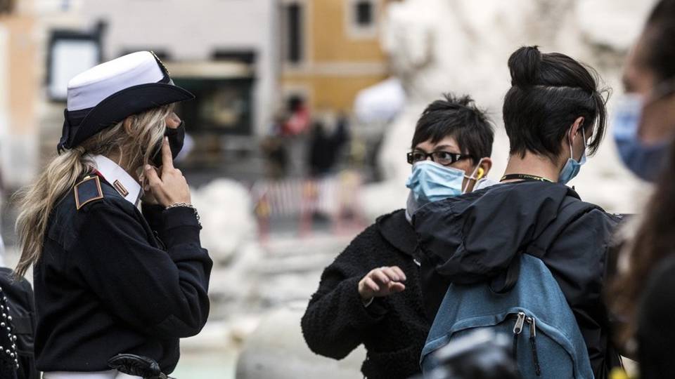Regione: chiudere alle 23. Ok del governo «Weekend fermi centri commerciali» Regione: chiudere alle 23. Ok del governo «Weekend fermi centri commerciali»