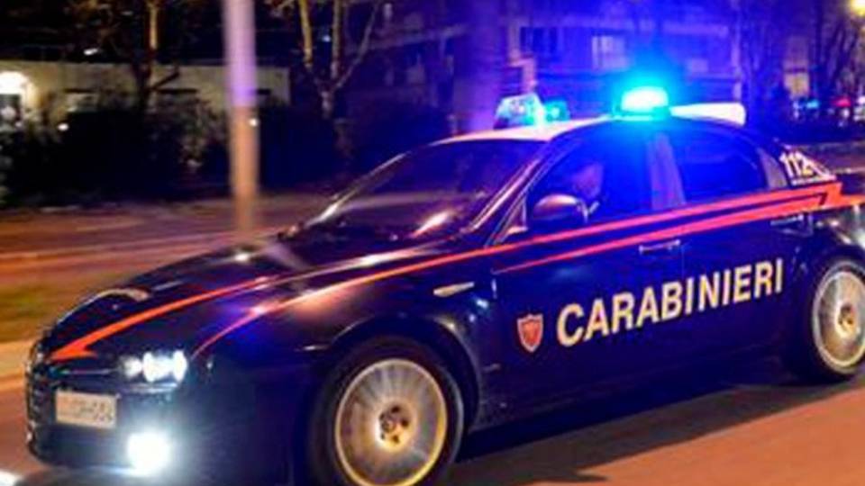 Tenta furto di bici, 2 passanti lo bloccano 42enne arrestato in piazza a Fara Tenta furto di bici, 2 passanti lo bloccano 42enne arrestato in piazza a Fara