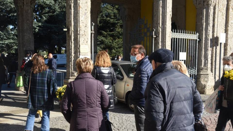In coda per le visite al cimitero Sospesi i pass per entrare in auto In coda per le visite al cimitero Sospesi i pass per entrare in auto