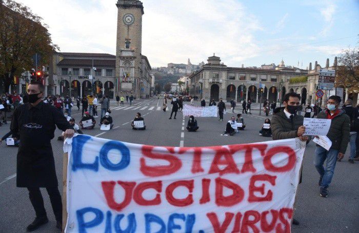 La manifestazione in centro a Bergamo