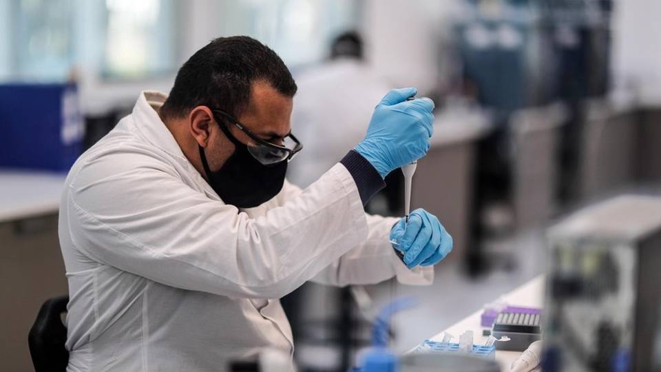 «Non illudiamoci sul vaccino» Il microbiologo: solo in primavera «Non illudiamoci sul vaccino» Il microbiologo: solo in primavera