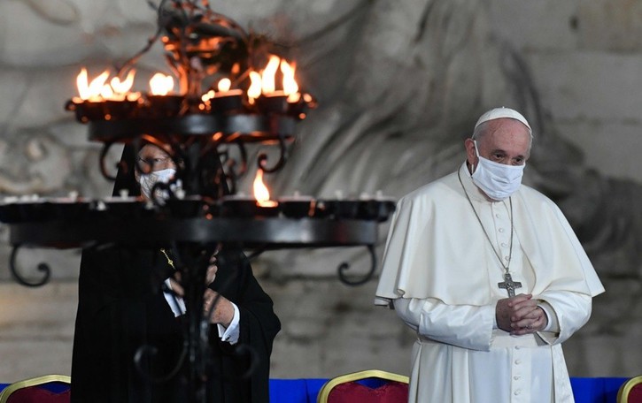 Il Papa e i vaccini La carità che umilia