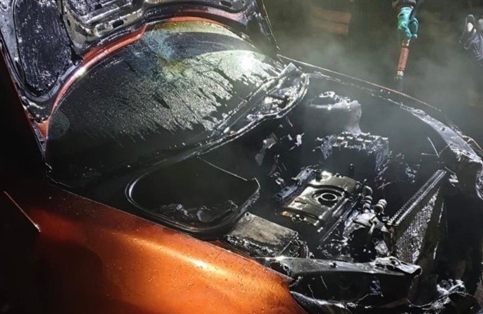 Una delle due auto seriamente danneggiate dall’incendio in un garage di Sovere