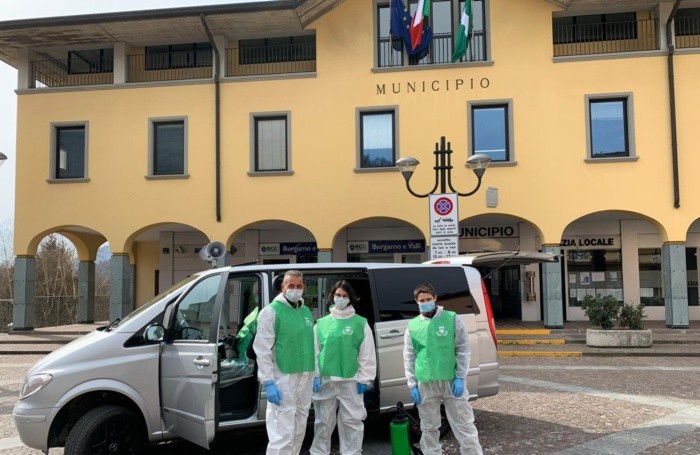 Renzo Madaschi e gli altri volontari davanti al Municipio di Cene