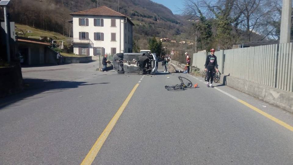 Auto si ribalta e investe bicicletta Grave 60enne a Strozza - Foto Auto si ribalta e investe bicicletta Grave 60enne a Strozza - Foto