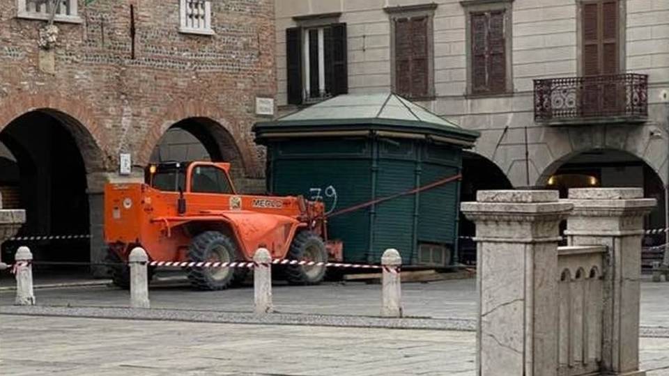 Romano, l’ex edicola va al gattile Ma spostarla è un’impresa Romano, l’ex edicola va al gattile Ma spostarla è un’impresa