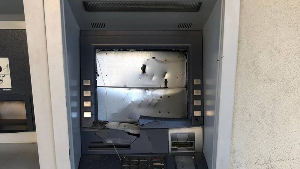 Assalta bancomat a Morengo con l’ascia Tentativo infruttuoso, si ferisce e scappa Assalta bancomat a Morengo con l’ascia Tentativo infruttuoso, si ferisce e scappa