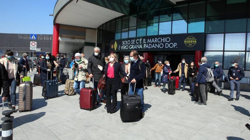 «Ossigeno» per gli ospedali lombardi Arrivati a Orio 20 medici con aereo militare «Ossigeno» per gli ospedali lombardi Arrivati a Orio 20 medici con aereo militare