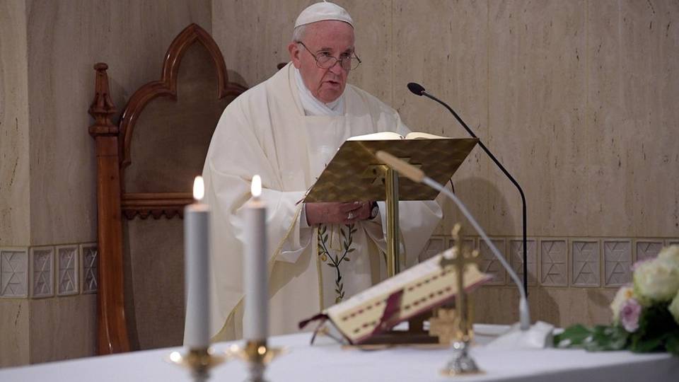 Il Papa: «Preghiamo per l’Europa I corrotti non sanno cos’è la luce» Il Papa: «Preghiamo per l’Europa I corrotti non sanno cos’è la luce»