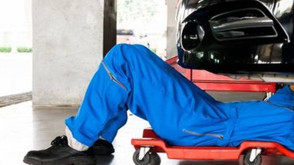 L’auto non parte, finge di saperla riparare Sventata truffa al parcheggio Auchan L’auto non parte, finge di saperla riparare Sventata truffa al parcheggio Auchan