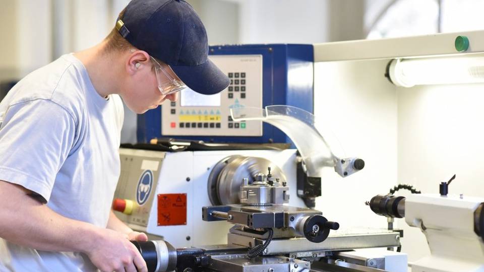 Futuro dei giovani Un macigno le crisi Futuro dei giovani Un macigno le crisi