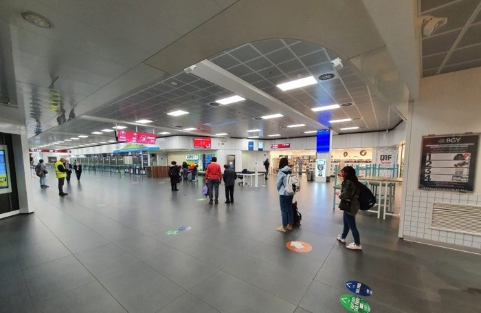 Passeggeri in attesa dei controlli per l’imbarco a Orio al Serio