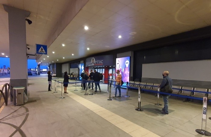 Passeggeri in coda «distanziata» a Orio al Serio