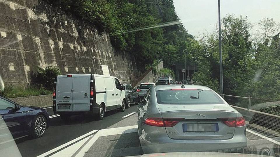 Val Brembana, tutti in coda «Ma villeggianti rispettosi» Val Brembana, tutti in coda «Ma villeggianti rispettosi»