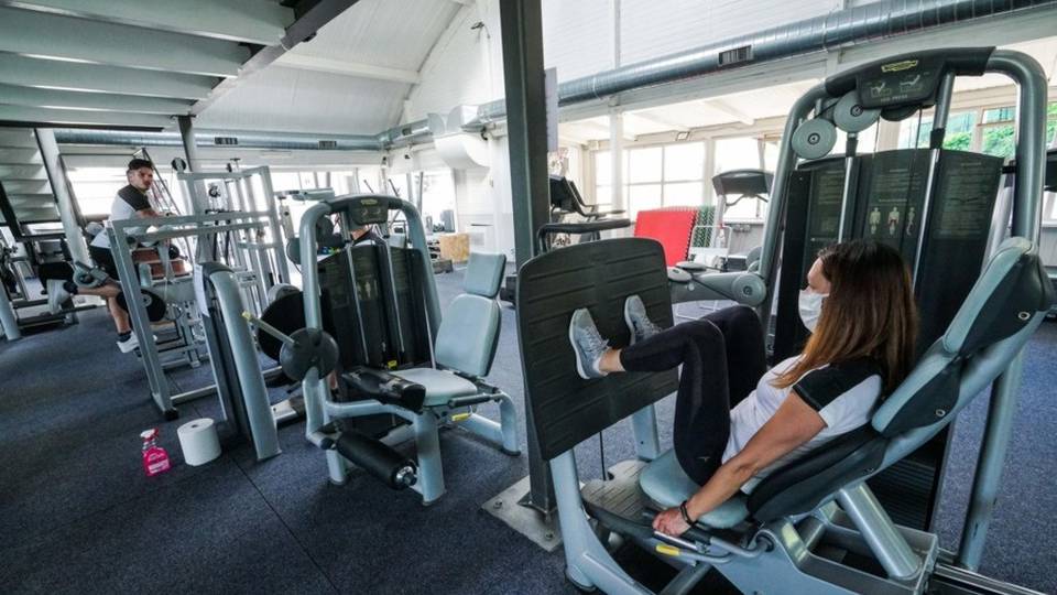 Da lunedì riaprono palestre e piscine Lombardia, mascherina anche all’aperto Da lunedì riaprono palestre e piscine Lombardia, mascherina anche all’aperto