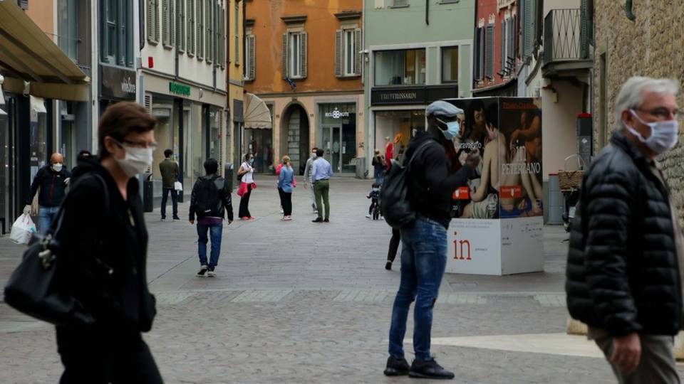 «Bene anche le mascherine fai da te» Brusaferro: virus non mutato, rispettate le norme «Bene anche le mascherine fai da te» Brusaferro: virus non mutato, rispettate le norme