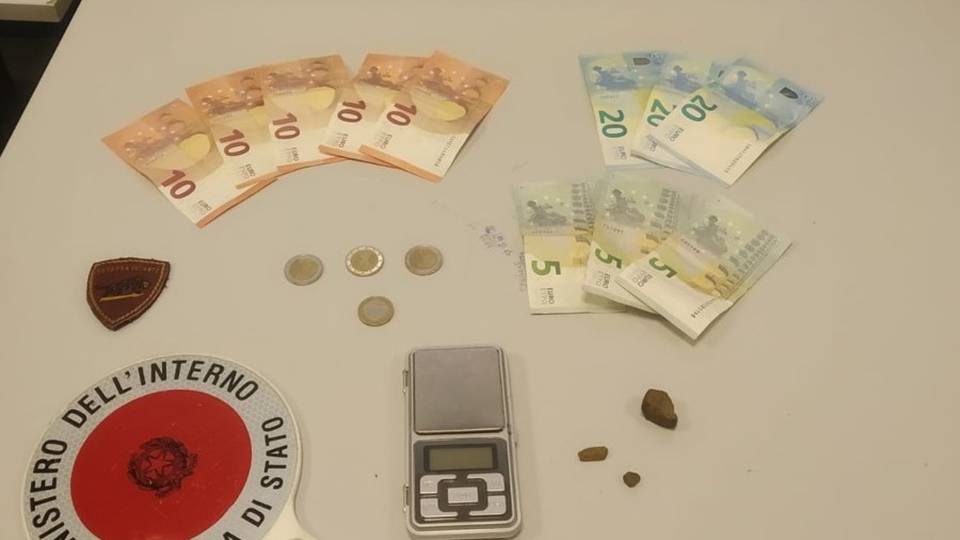 Fa tinteggiare l’appartamento che affitta Va a controllare: droga e 2 persone abusive Fa tinteggiare l’appartamento che affitta Va a controllare: droga e 2 persone abusive