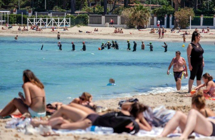 La spiaggia di Mondello, a Palermo, affollata di bagnanti venerdì 8 maggio La spiaggia di Mondello, a Palermo, affollata di bagnanti venerdì 8 maggio