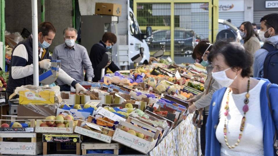 Test di riapertura dei mercati a Bergamo Critiche alla Regione dagli ambulanti Test di riapertura dei mercati a Bergamo Critiche alla Regione dagli ambulanti