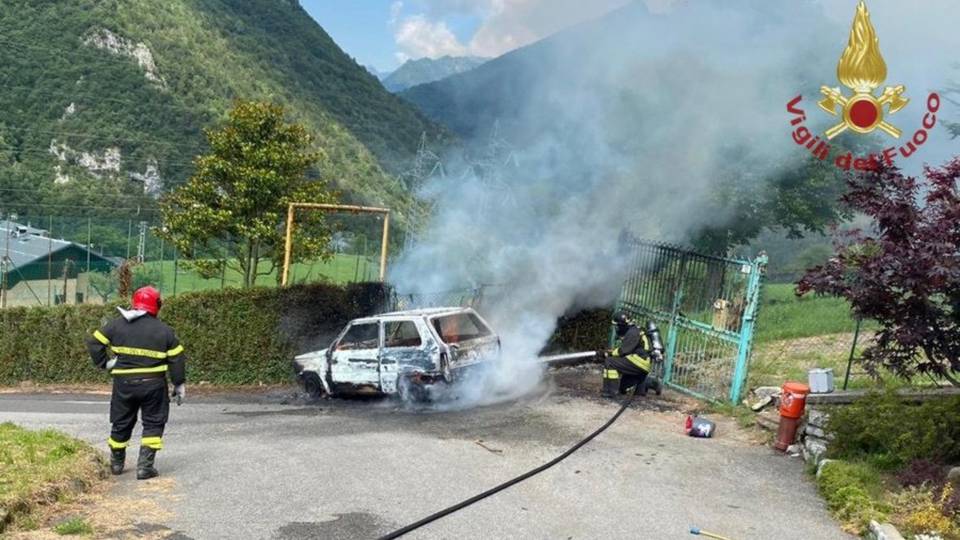 Olmo al Brembo, auto in fiamme spenta dai vigili del fuoco Olmo al Brembo, auto in fiamme spenta dai vigili del fuoco
