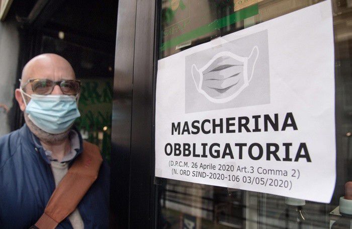 L'utilizzo di una mascherina chirurgica L'utilizzo di una mascherina chirurgica