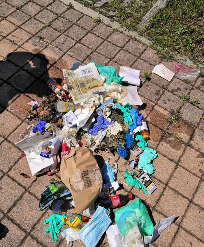 I rifiuti abbandonati all'interno del polo scolastico di Chignolo I rifiuti abbandonati all'interno del polo scolastico di Chignolo