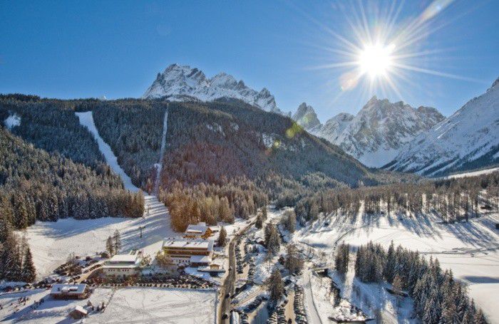 Le piste della Croda Rossa davanti all'Hotel Bad Moos di Sesto, in Alta Pusteria