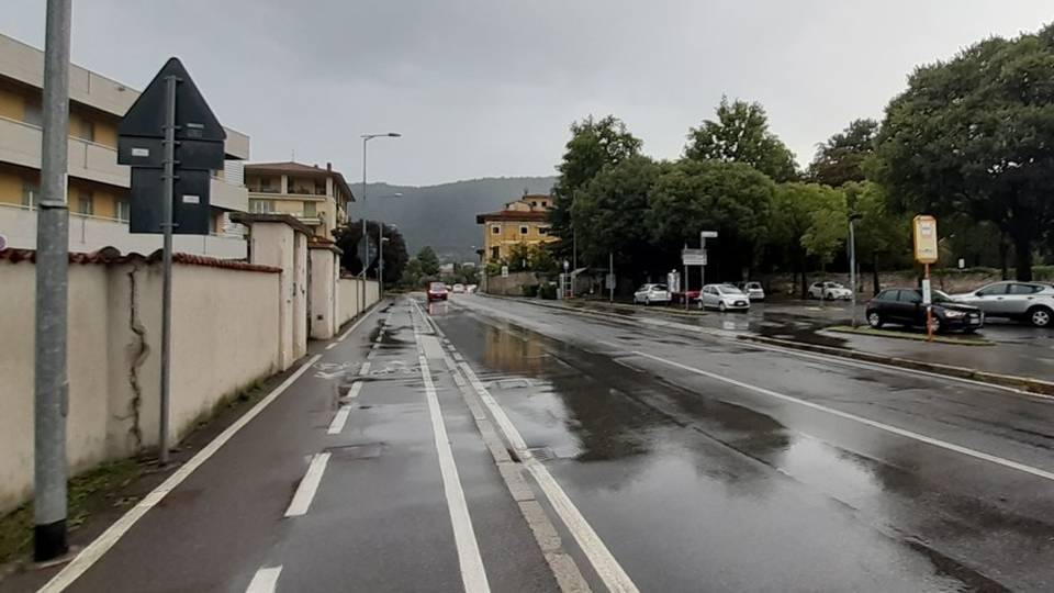 «Noi, aggrediti per un pallone» Un ferito, caccia agli assalitori «Noi, aggrediti per un pallone» Un ferito, caccia agli assalitori