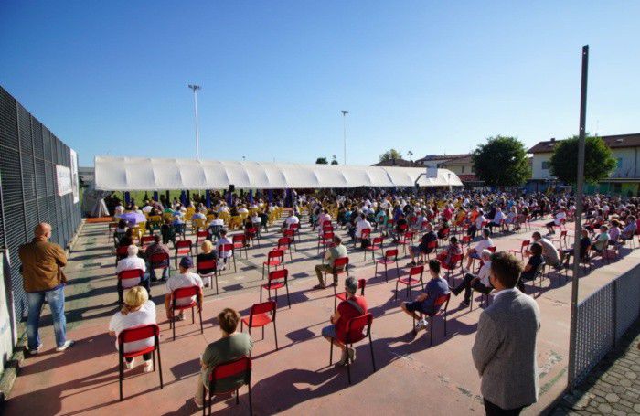 La gente nel campo sportivo