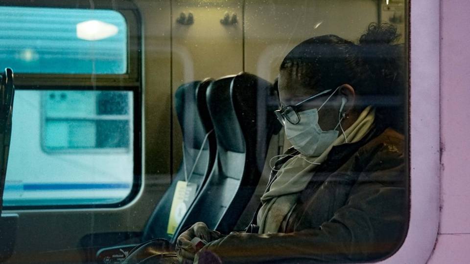 Bus e treni, posti a sedere al 100% Ma resta l’obbligo della mascherina Bus e treni, posti a sedere al 100% Ma resta l’obbligo della mascherina