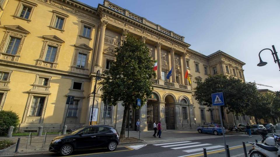 Cadde in bici per una buca, invalido Chiede due milioni alla Provincia Cadde in bici per una buca, invalido Chiede due milioni alla Provincia