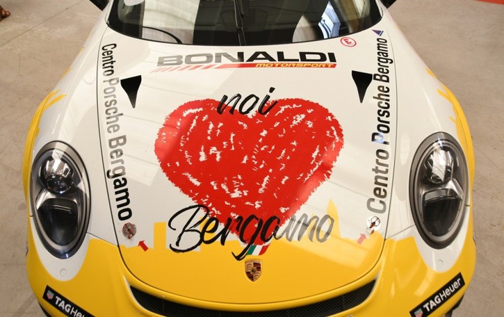 Sulla Porsche di Bonaldi la bandiera «Noi amiamo Bergamo» de «L’Eco»