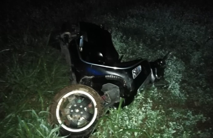 Lo scooter finito nel prato a Urgnano