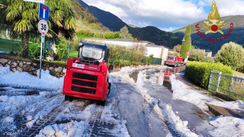 Forte grandinata nell’Alto Sebino - Foto Strade allagate e alberi caduti - Ecco dove Forte grandinata nell’Alto Sebino - Foto Strade allagate e alberi caduti - Ecco dove