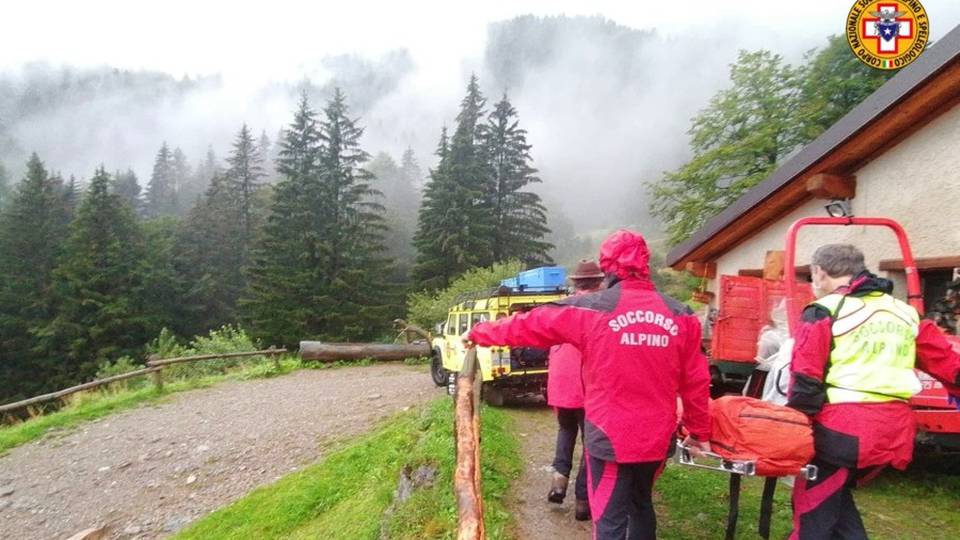 Ornica, colpito da un fulmine nei boschi Forte temporale, 11 soccorritori in azione Ornica, colpito da un fulmine nei boschi Forte temporale, 11 soccorritori in azione