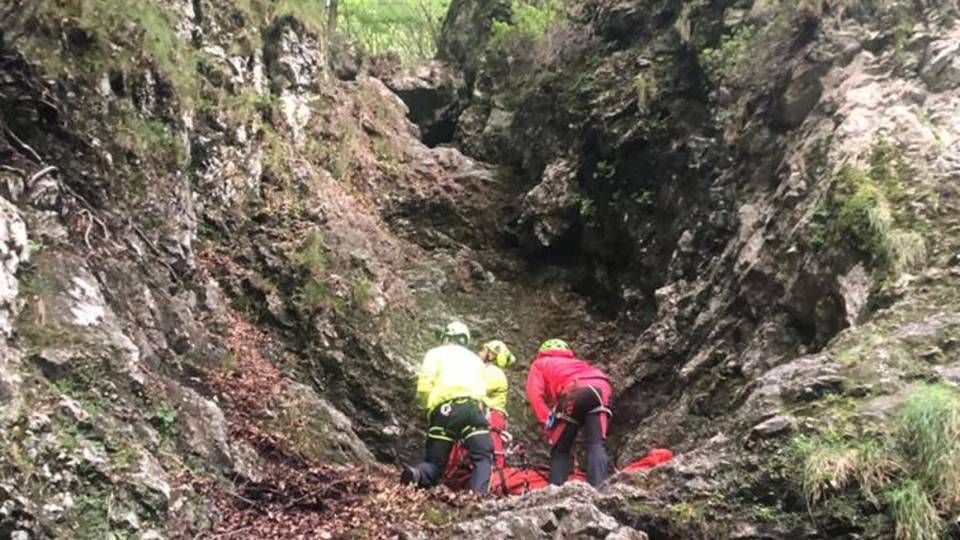 Cade per 30 metri in un canale Scout 21enne soccorso a Taleggio- Foto Cade per 30 metri in un canale Scout 21enne soccorso a Taleggio- Foto