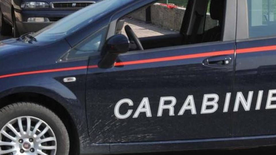 Danneggia auto, poi testata al proprietario e reagisce ai carabinieri: arrestato Danneggia auto, poi testata al proprietario e reagisce ai carabinieri: arrestato