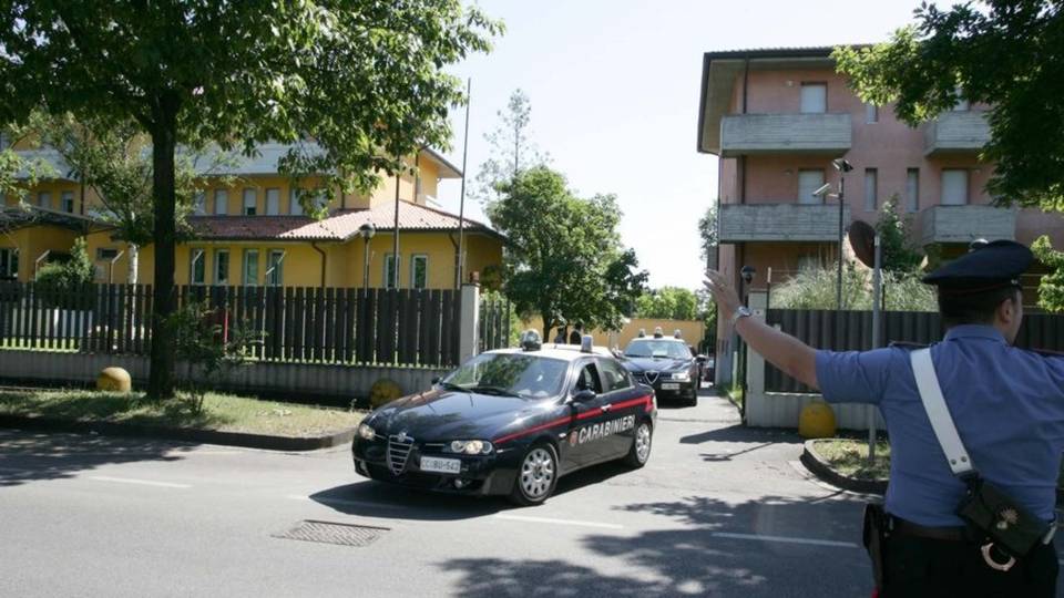 Entrano nella scuola e poi bivaccano Arrestata coppia di ladri a Capriate Entrano nella scuola e poi bivaccano Arrestata coppia di ladri a Capriate