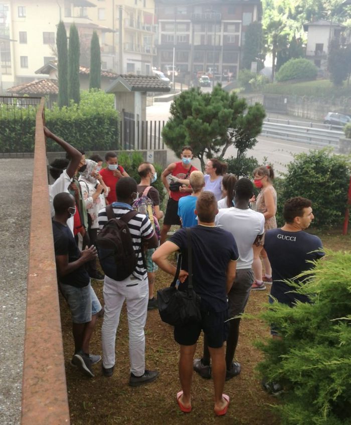 Gli operai usciti dalla ditta in fiamme a Leffe