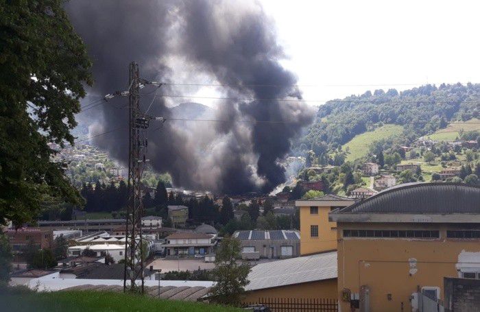 Il fumo sprigionato dall’incendio