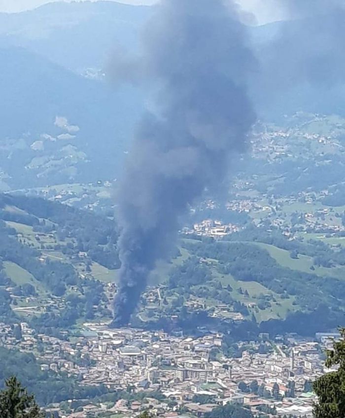 La colonna di fumo visibile in tutta la zona