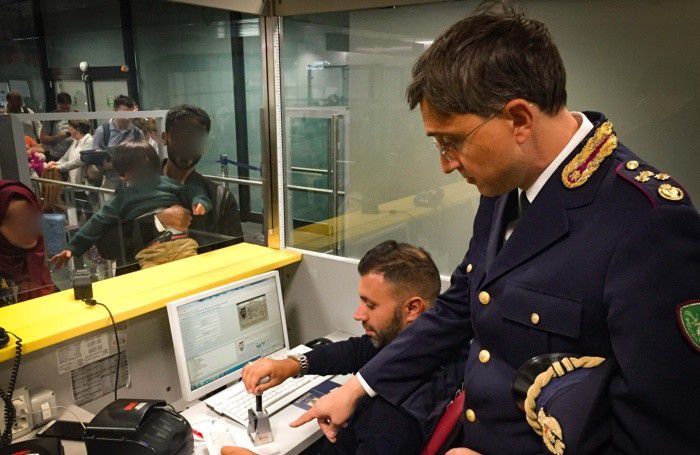 Il vice dirigente della Polaria di Orio, Luca Rocco, con un collega che sta controllando un passaporto ai varchi d’ingresso Il vice dirigente della Polaria di Orio, Luca Rocco, con un collega che sta controllando un passaporto ai varchi d’ingresso